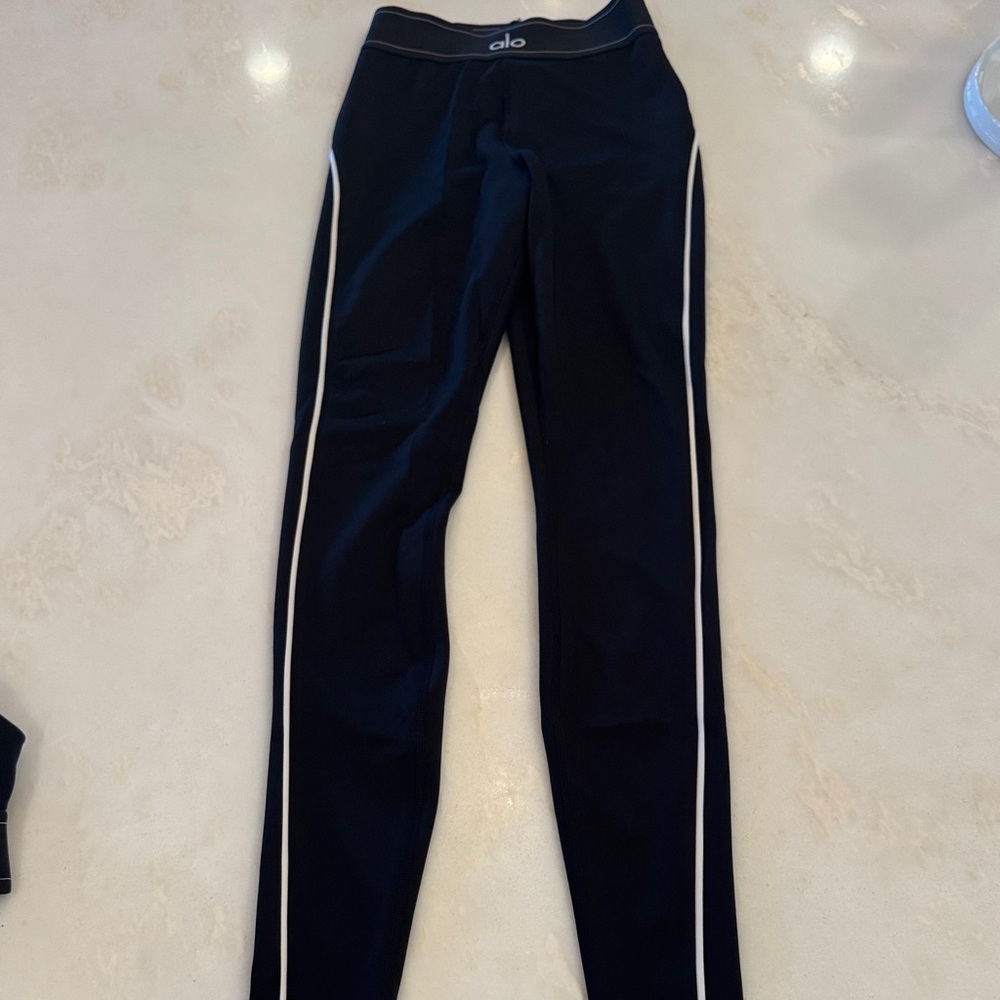 ALO Yoga Airlift High-Waist Suit Up Legging in Black/White